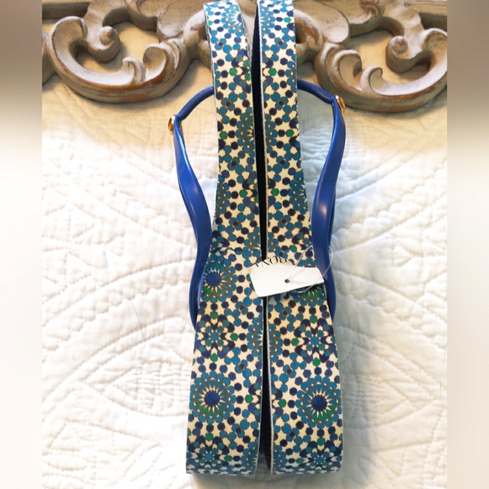 New blue flip flops. - Picture 4 of 11